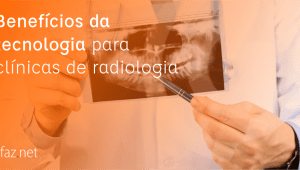 Homem segurando uma radiografia
